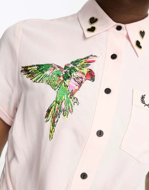 te binden Dochter hobby Fred Perry x Amy Winehouse embroidered tie front shirt in pink | ASOS