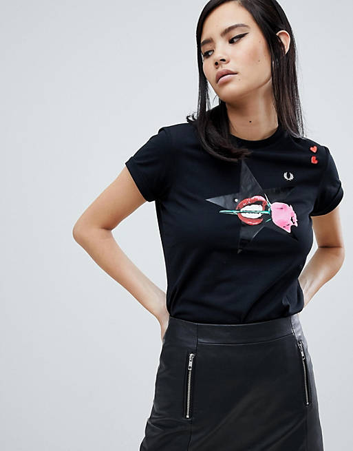 Ikke vigtigt forening Maryanne Jones Fred Perry x Amy Winehouse Foundation Rose Lips Black T-shirt | ASOS