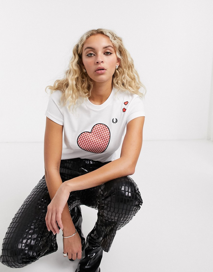 Fred Perry x Amy Winehouse Foundation - T-shirt met hartjesprint in wit
