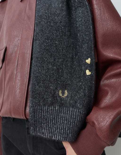 Fred Perry x Amy Winehouse metallic knitted logo scarf in black, 4 of 5