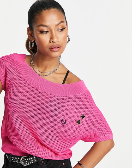 https://images.asos-media.com/products/fred-perry-x-amy-winehouse-one-shoulder-knit-top-in-pink/201655789-4?$n_550w$&wid=550&fit=constrain