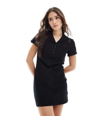 Fred Perry x Amy Winehouse - Pikee-Kleid in Schwarz mit Taschendetail