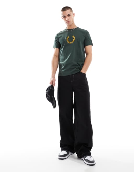 Fred Perry – Zielony T-shirt z teksturowanym nadrukiem z liściem laurowym