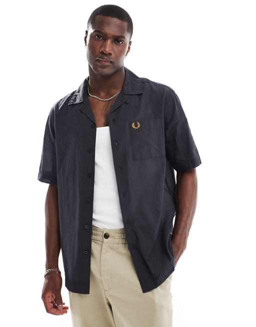 Fred Pery – Lekka fakturowana koszula z kołnierzykiem kubańskim w kolorze ciemnoszarym