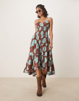 Free People - Adriel - Knielanges Camisole-Kleid in Muskat mit Blumenmuster-Braun