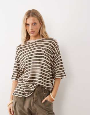 Free People - All Love - Gestreiftes T-Shirt in Tea Combo mit Brusttasche-Weiß