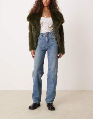 Free People - Aster - Jeans in Schwarmblau mit geradem Schnitt