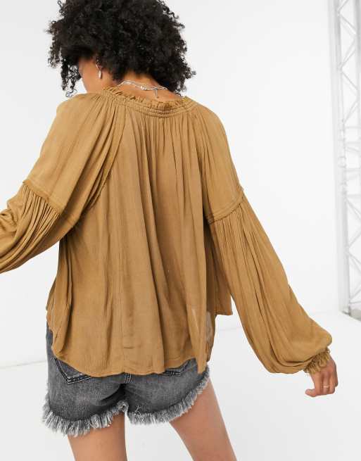 Free People Banda Bluse Mit Voluminosen Armeln In Gold Asos asos