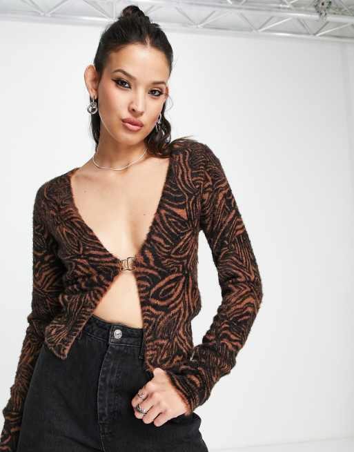 Free People – Bärnstensbrun, djurmönstrad kofta i kort, fluffig design
