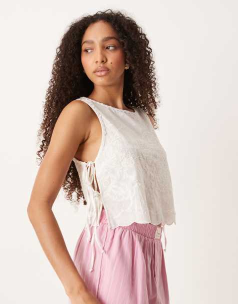 Free People – Biały top bez rękawów wiązany z boku w haftowany wzór - view 1