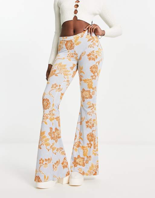 Free People – Bloom – Jasnoniebieskie przylegające dzwony w kwiatowy wzór