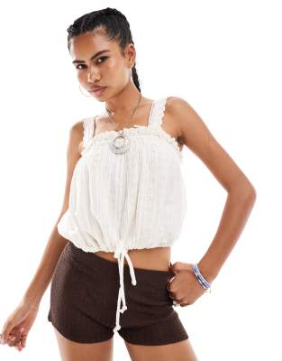 Free People - Boho-Camisole in Elfenbeinweiß mit Spitzenborte