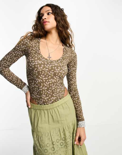 Free People – Brązowe prążkowane body w drobny kwiatowy wzór