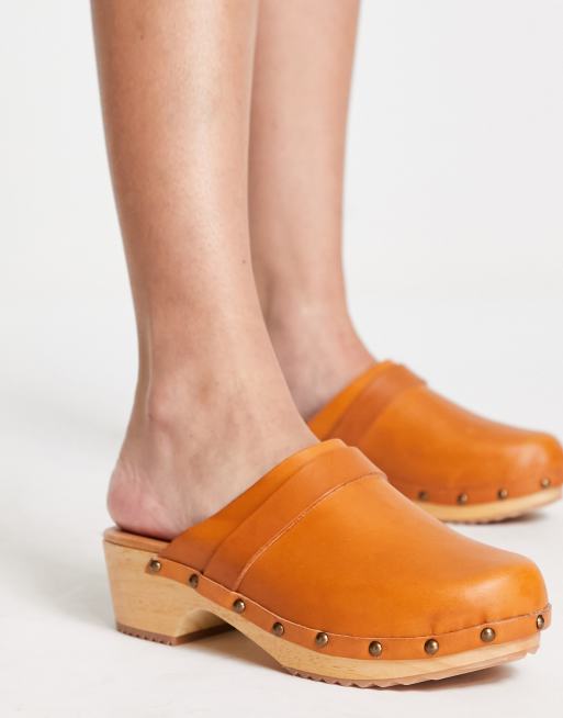Free People – Calabasas – Clogs in Hellbraun