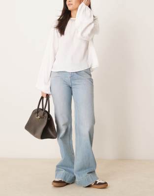 Free People - Cerine - Locker geschnittene Bootcut-Jeans in Hellblau