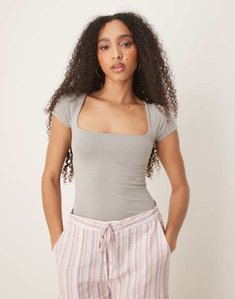 Free People – Clean Lines – Knapp geschnittenes T-Shirt in Grau mit eckigem Ausschnitt - view 1