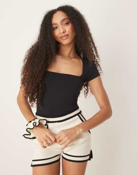 Free People – Clean Lines – Knapp geschnittenes T-Shirt in Schwarz mit eckigem Ausschnitt - view 1