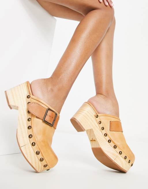 Free People – Culver City – Camelowe skórzane chodaki z metalowymi ćwiekami