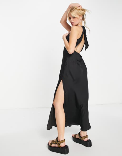 Free People – Czarna satynowa sukienka maxi na ramiączkach z ozdobnym rozcięciem