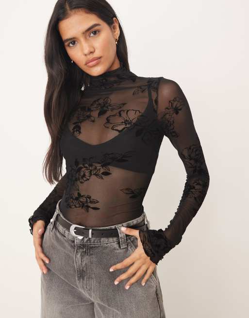 Free People – Czarny siateczkowy top z długimi rękawami i golfem w filigranowy wzór