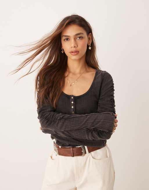 Free People – Czarny sprany top z dekoltem henley, ażurowym wzorem i marszczonymi rękawami