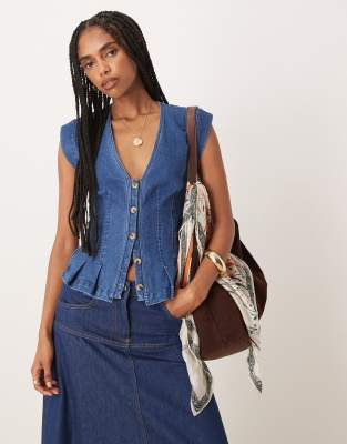 Free People - Dylan - Denim-Trägertop in Mittelblau mit V-Ausschnitt