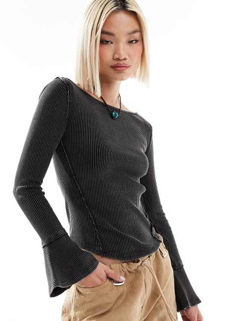 Free People - Geribbelde top met boothals en lange mouwen in zwart met wassing
