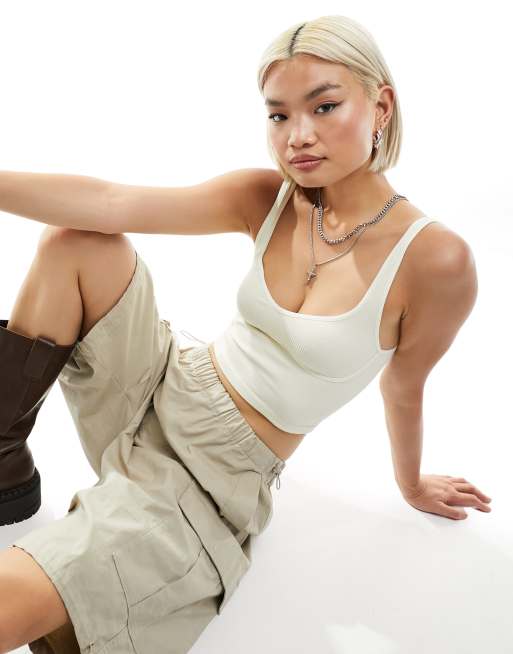 Free People – Geripptes Camisole in Elfenbeinweiß mit Detail im Brustbereich