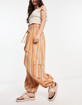 Free People - Gestreifte Cargohose in Orange mit Bindedetail