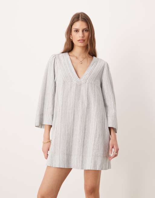 Free People - Goldie - Vestito grembiule corto color indaco combinato con scollo a V