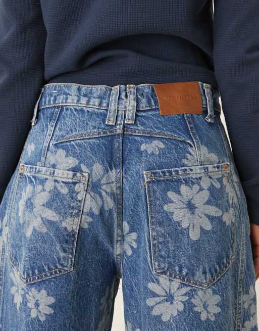Free People - Good Luck - Blå jeans i mellemvask med tøndeformede ben og print, 2 af 5