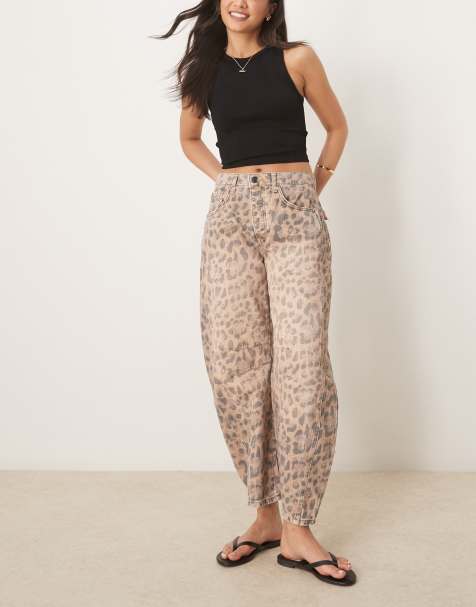 Free People – Good Luck – Jeans mit Leopardenmuster in Naturfarben und weitem, abgerundetem Bein - view 1
