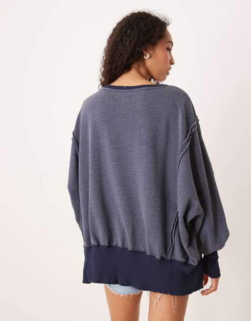 Free People – Granatowy sprany sweter oversize z napisem „Sydney”, 4 z 4