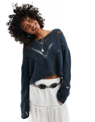 Free People - Grobmaschiger Pullover in Dunkelblau mit kurzem, lockerem Schnitt-Marineblau