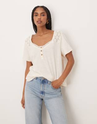 Heirloom - Henley-T-Shirt in Tea mit kurzer Knopfleiste-Neutral Neutral M