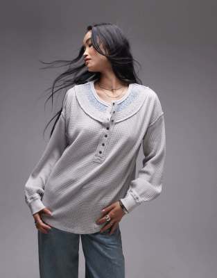 Free People - Henley-Sweatshirt in Heidegrau mit lässigem Schnitt, Waffelstruktur und Nahtdetails