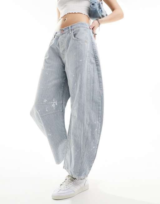 Free People – Hickory – Jasnoniebieskie jeansy w paski z baryłkowymi nogawkami