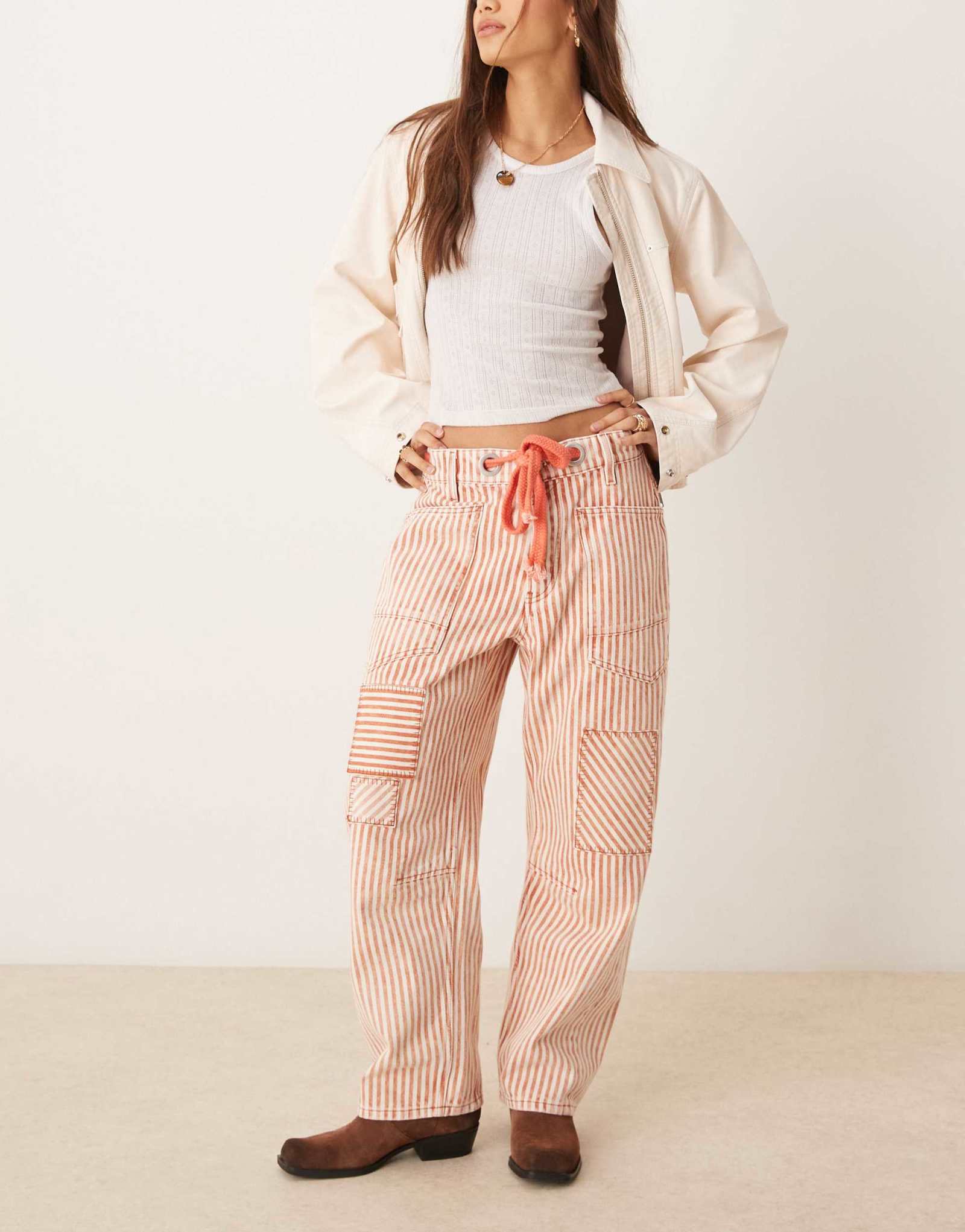 Джинсы Free People hickory stripe moxie с завязкой на талии красного цвета 26390₽