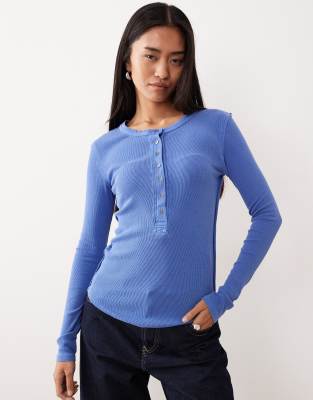 Free People - Jamie - Langärmliges Henley-Oberteil in Cold River mit Knopfleiste-Blau