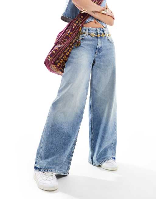 Free People - Jeans met halfhoge taille en wijde pijpen in middenblauw
