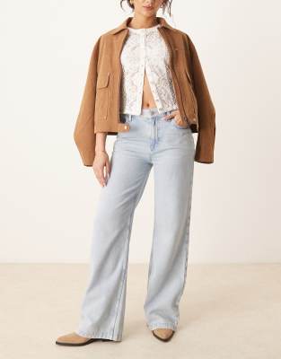 Free People - Jeans mit geradem Schnitt, weitem Bein und Bleach-Waschung-Blau