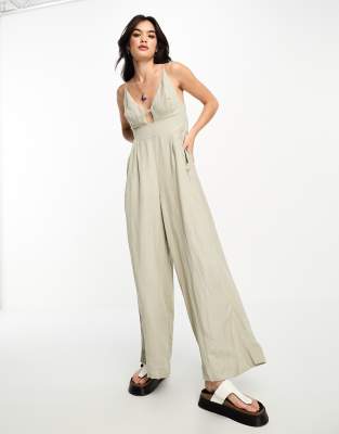 Free People - Jumpsuit in hellem Salbeigrün mit tiefem Ausschnitt und weitem Bein