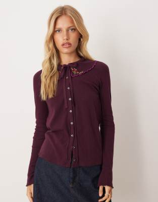 Free People - Juniper - Langärmliges Oberteil in Vintage Grape mit Knopfleiste-Rot