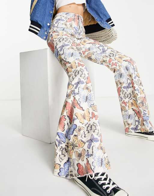 Free People - Just Float On - Denim flared jeans met vlinderprint