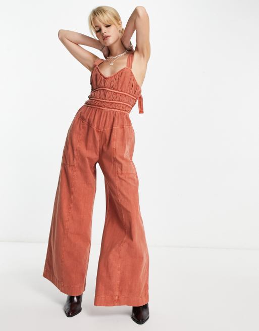 Free People - Kanelfarvet jumpsuit med rynkede detaljer i krølstof