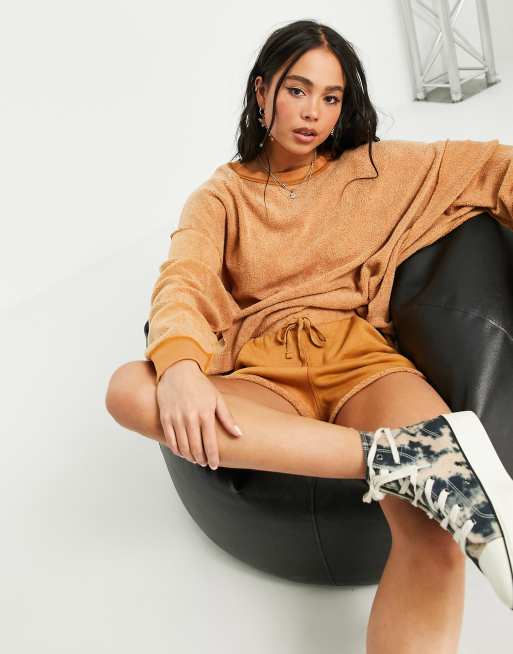 Free People – Kelly – Brungrått set med sweatshirt och shorts