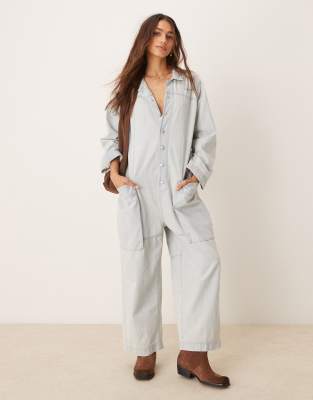 Free People - Lässig geschnittener Overall aus Denim in hellblauer Waschung