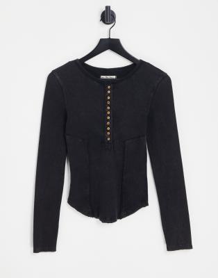 Free People - Mareera - Henley-Langarmshirt in Acid Black-Schwarz