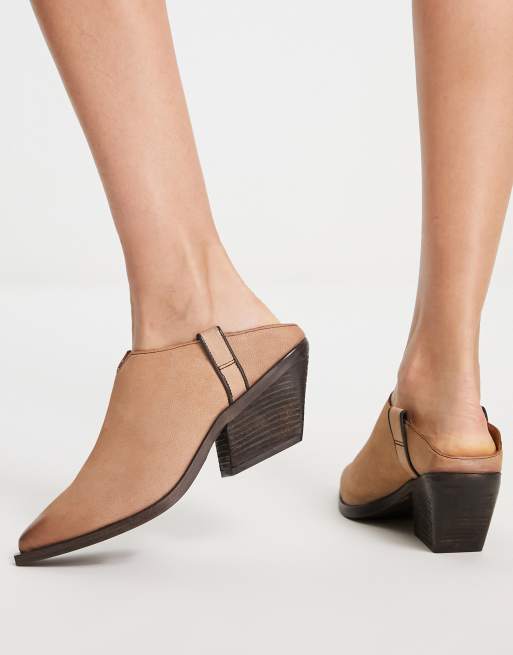 Free People – Marfa – Sandfärgade mules i läder med bootsdesign