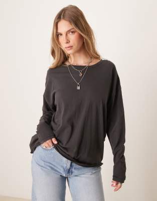 Free People - Nina - Langärmliges T-Shirt in verwaschenem Schwarz